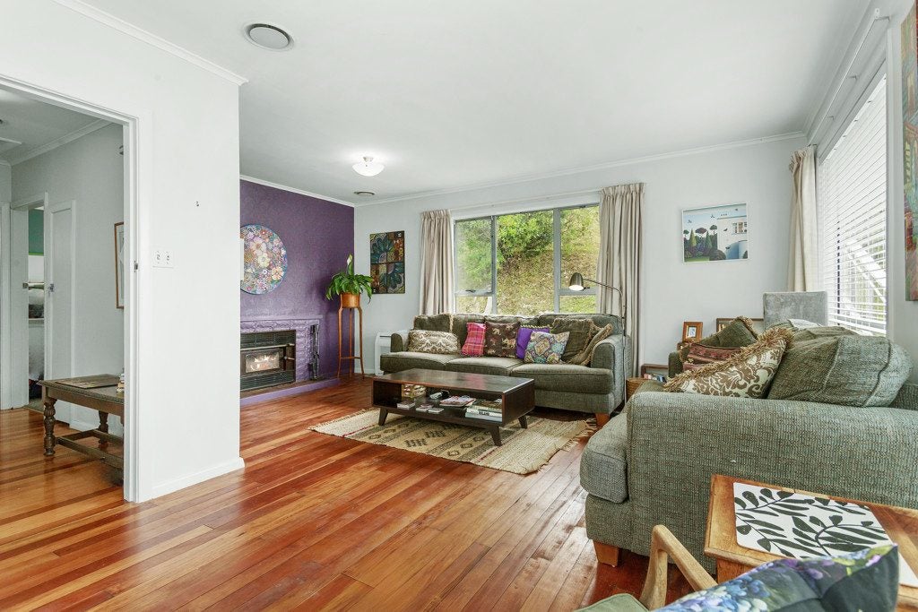 27 Hampton Hill Road, Tawa, Wellington - Carousel 2