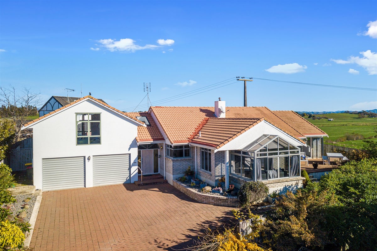 11A Sunny Dale, Western Heights, Hamilton - Carousel 1