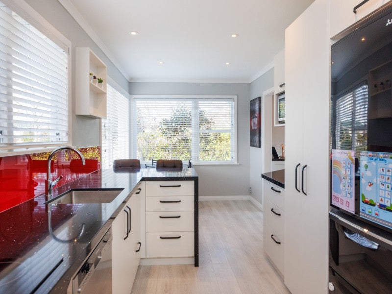 8 Catlins Crescent, Milson, Palmerston North - Carousel 2