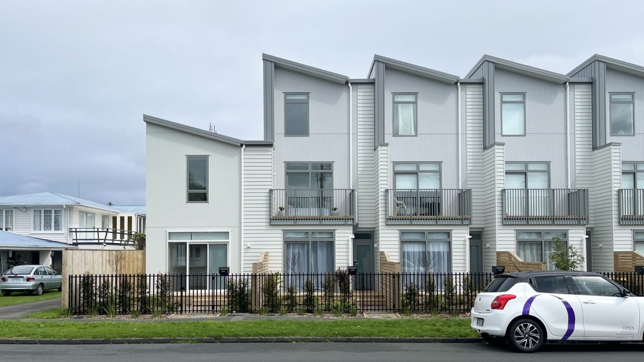 588B Te Atatu Road, Te Atatu Peninsula, Auckland - Carousel 1