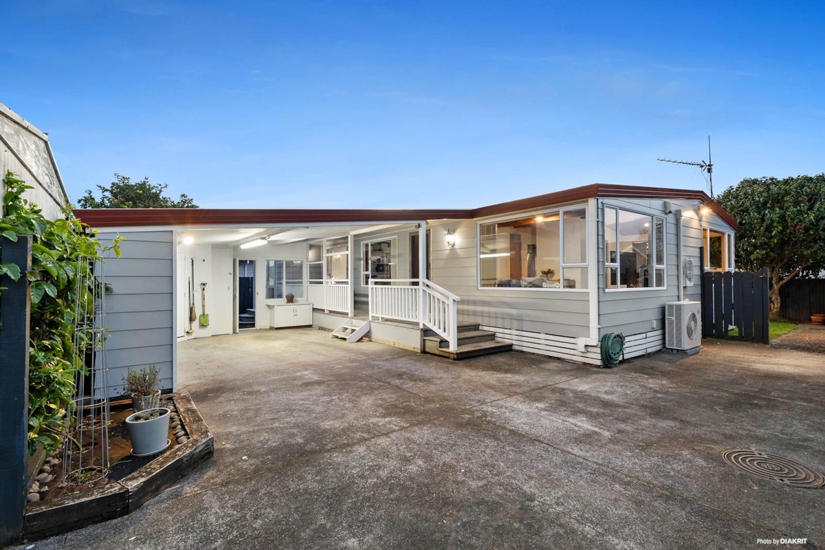 1/1 Stokes Avenue, Te Atatu Peninsula, Auckland - Carousel 1