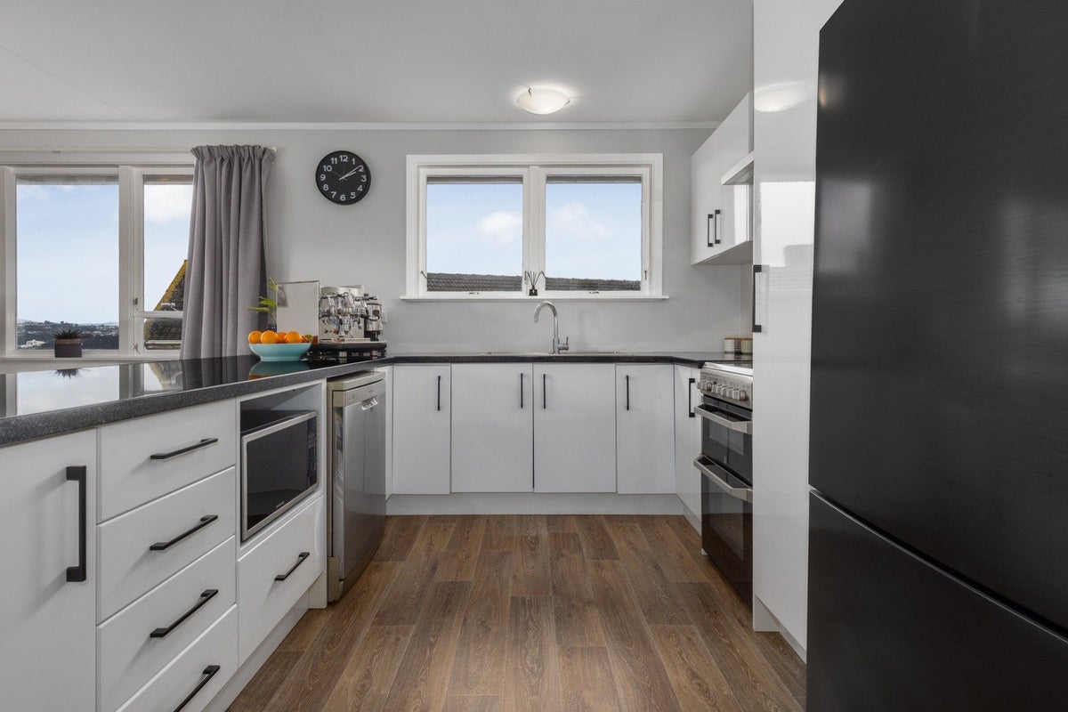 30 Rangituhi Crescent, Takapuwahia, Porirua - Carousel 2