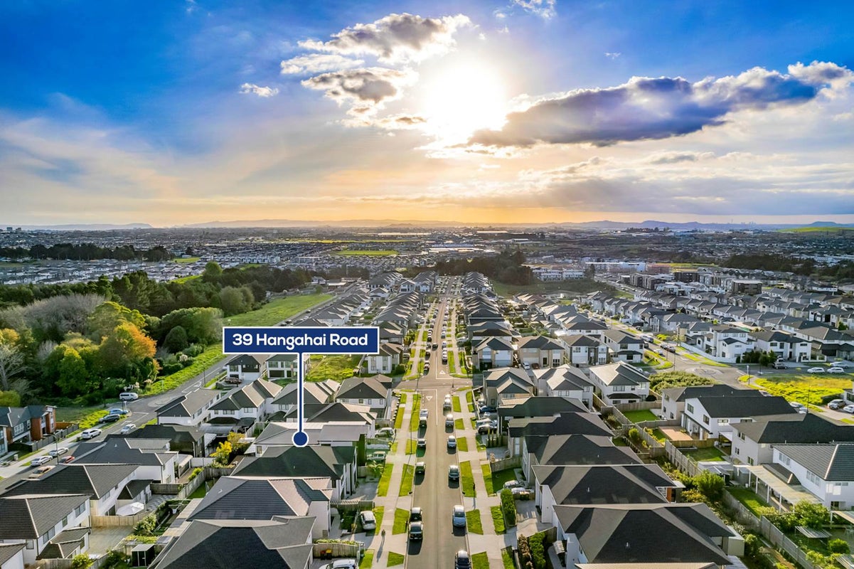 39 Hangahai Road, Flat Bush, Auckland - Carousel 2