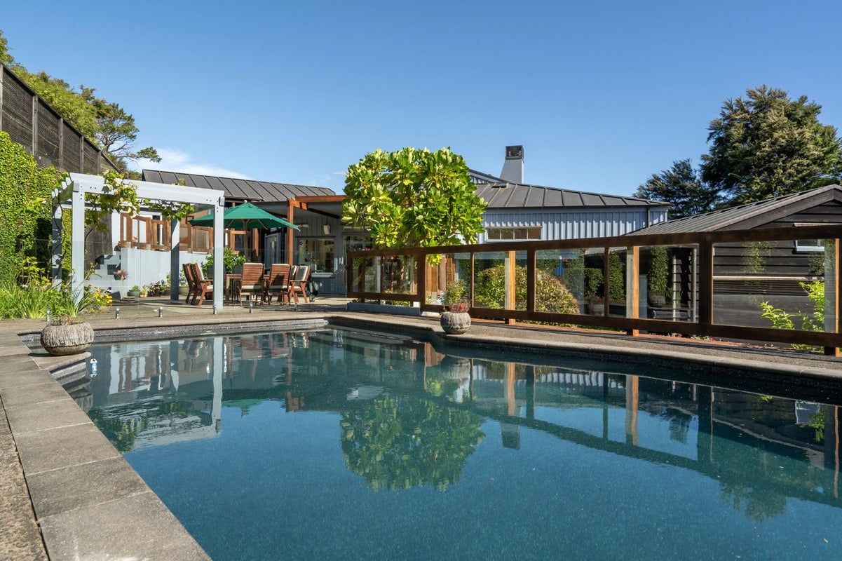 8 Herrings Cove Place, Titirangi, Auckland - Carousel 1