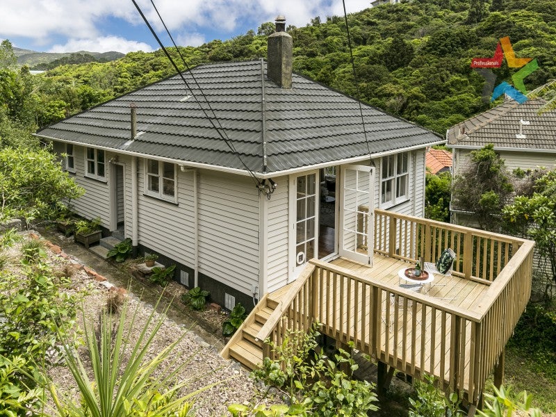 16 Victory Avenue, Karori, Wellington - Carousel 1