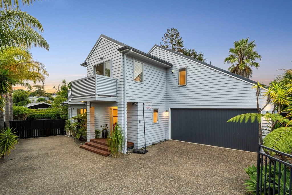 2/7 Phillip Parade, Forrest Hill, Auckland - Carousel 1