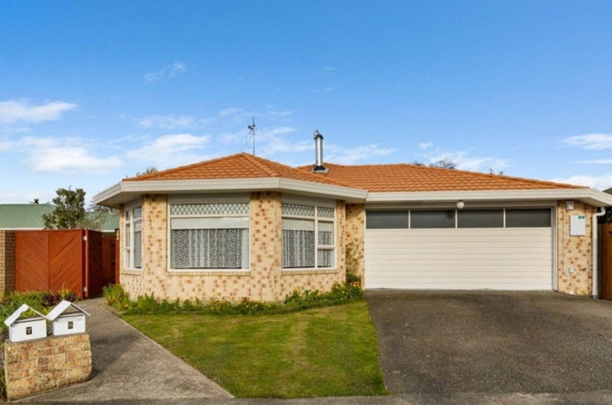 8 Cole Lane, Milson, Palmerston North - Carousel 1