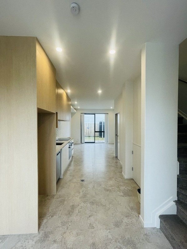 10/1 Sylvan Crescent, Te Atatu South, Auckland - Carousel 2