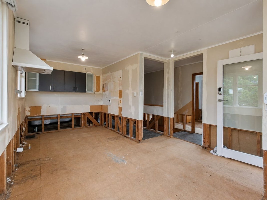 33 Castor Crescent, Cannons Creek, Porirua - Carousel 2