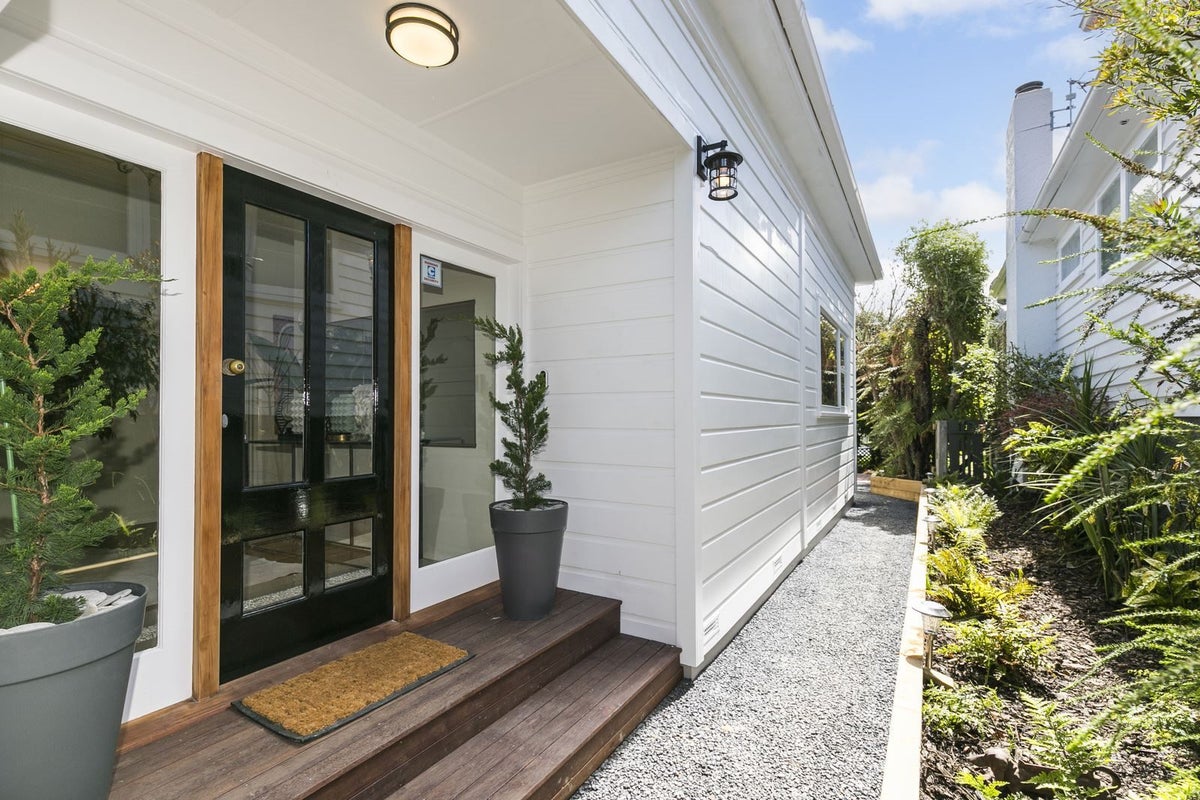 198 Karori Road, Karori, Wellington - Carousel 2