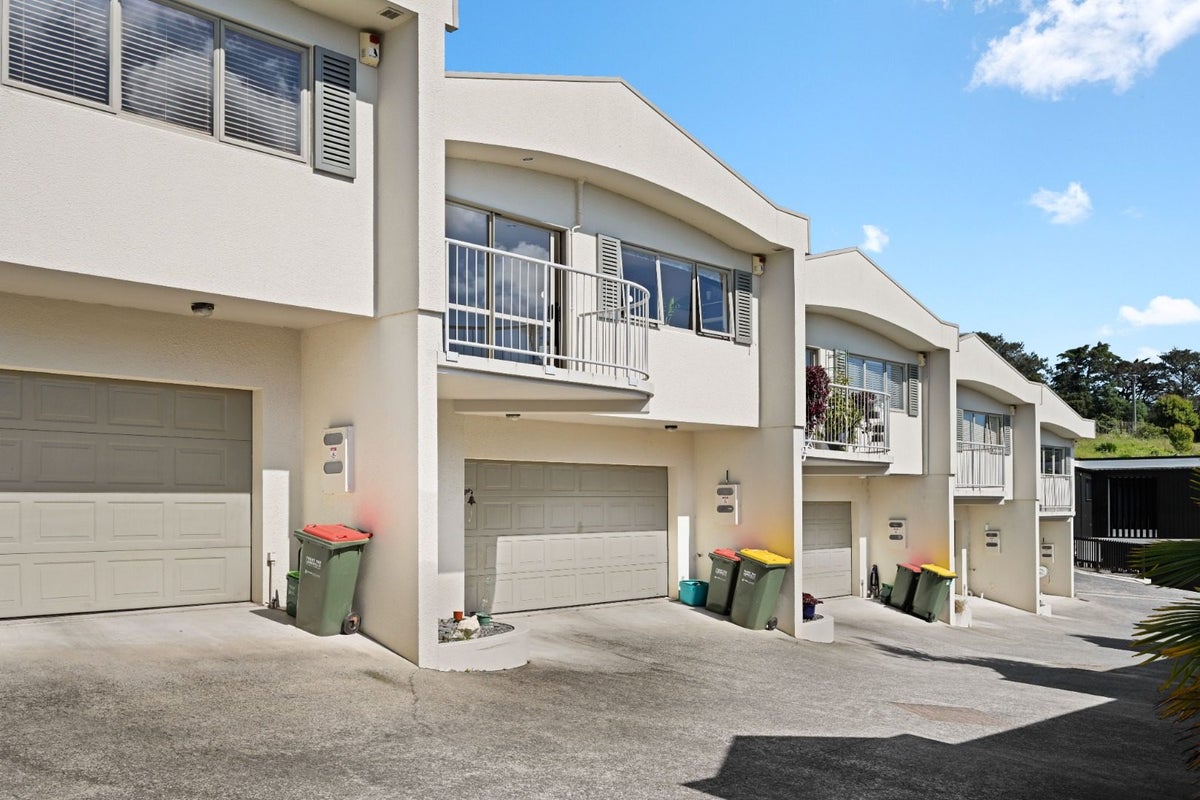 10/11A Ruakiwi Road, Hamilton Lake, Hamilton - Carousel 1