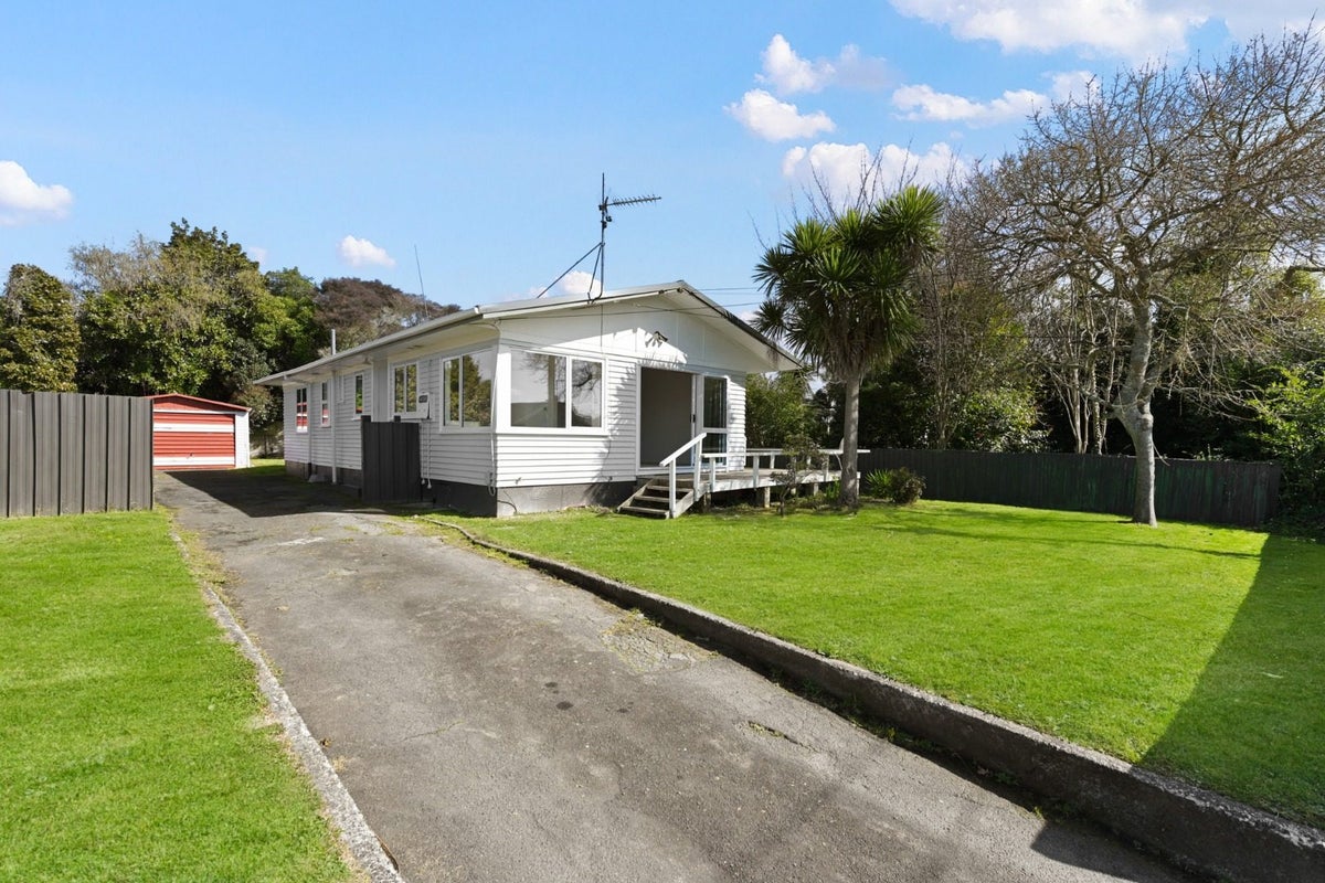 11 Dalesford Street, Silverdale, Hamilton - Carousel 1