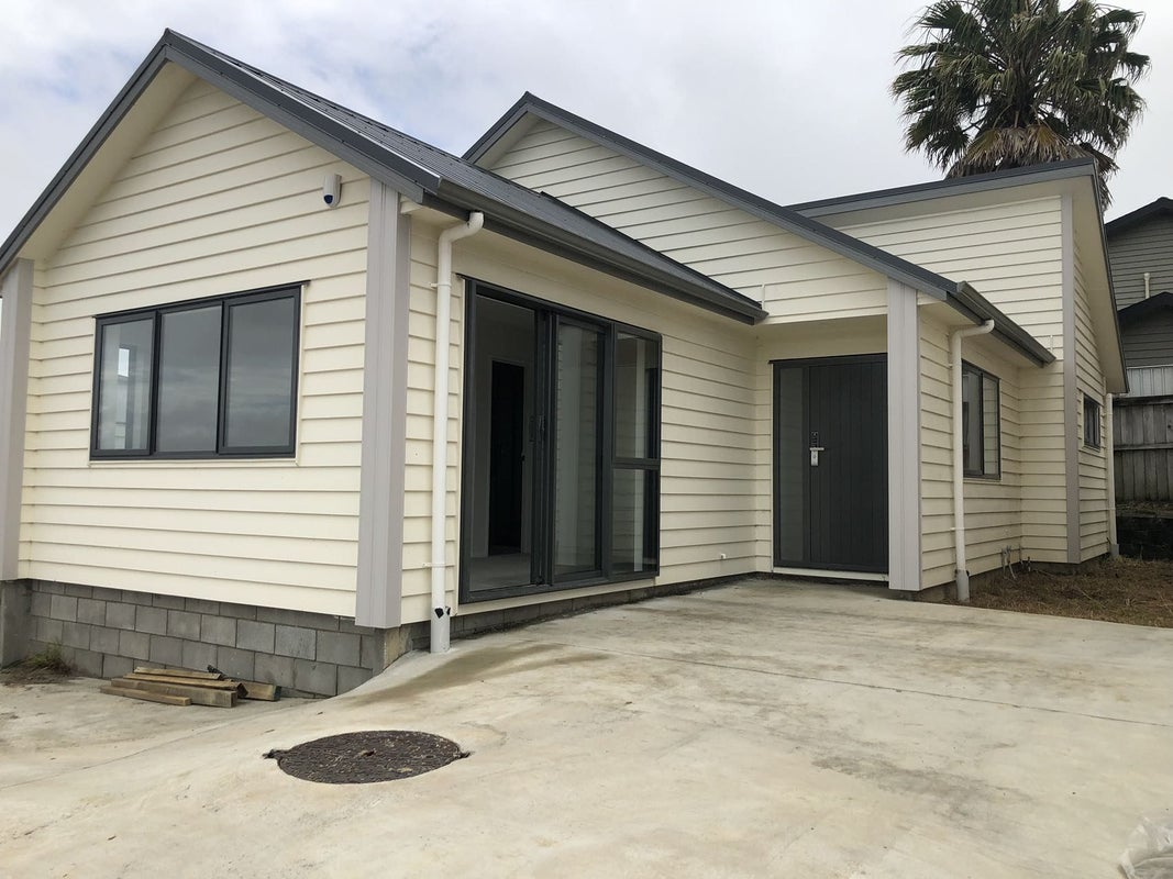 8 Keating Rise, Northcross, Auckland - Carousel 1