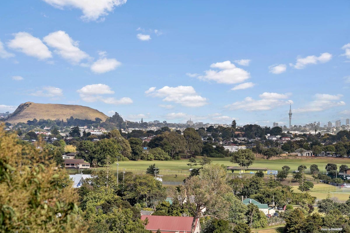 23 Lewisham Street, Highland Park, Auckland - Carousel 1