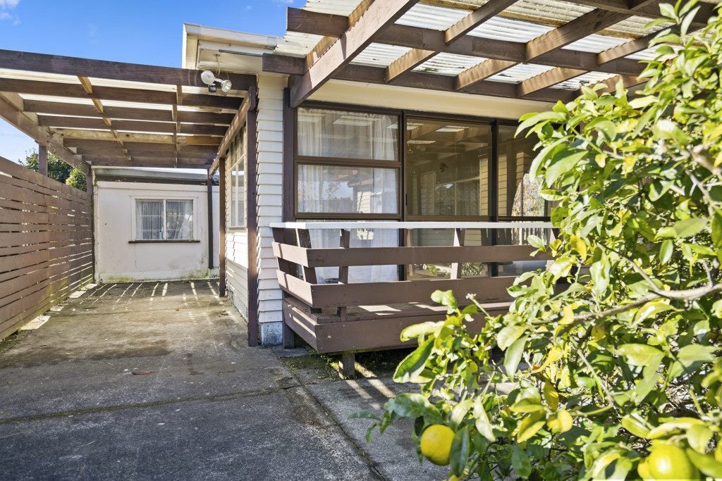 42 Routley Crescent, Elderslea, Upper Hutt - Carousel 2