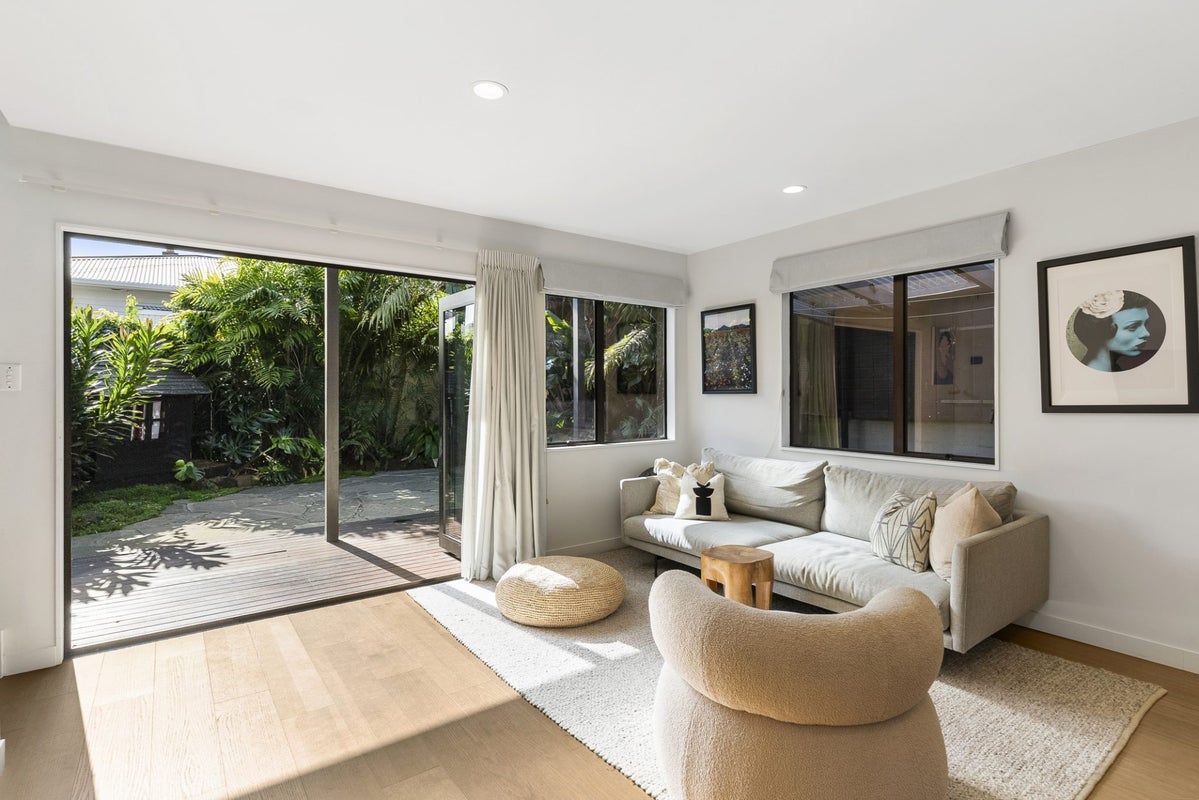 8 Raymond Street, Point Chevalier, Auckland - Carousel 2