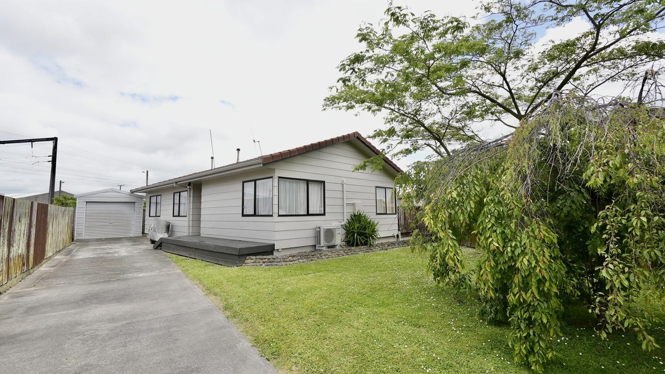 8 Bevan Place, Cloverlea, Palmerston North - Carousel 1