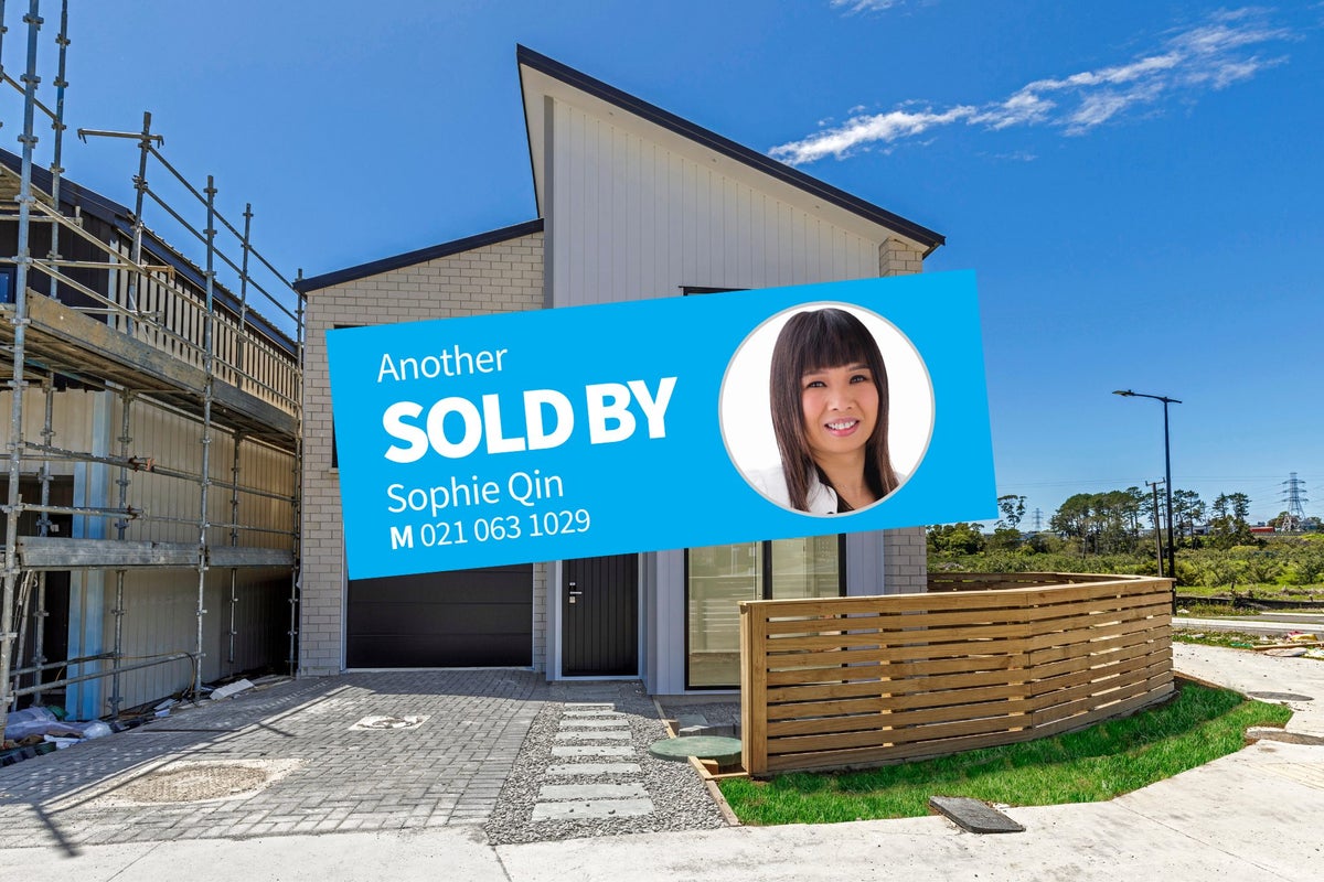 2 Paretao Street, Massey, Auckland - Carousel 1