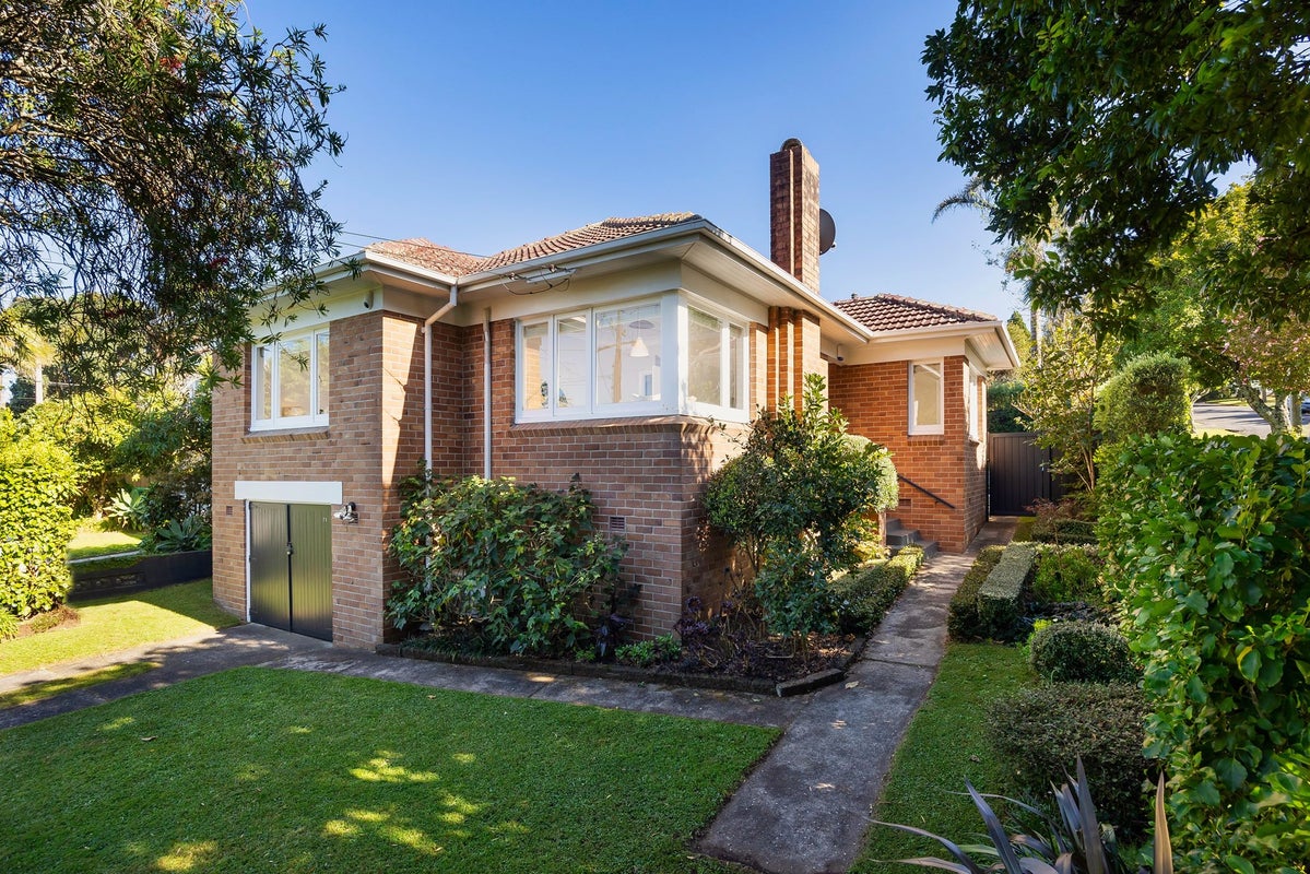 71 Owairaka Avenue, Mount Albert, Auckland - Carousel 2