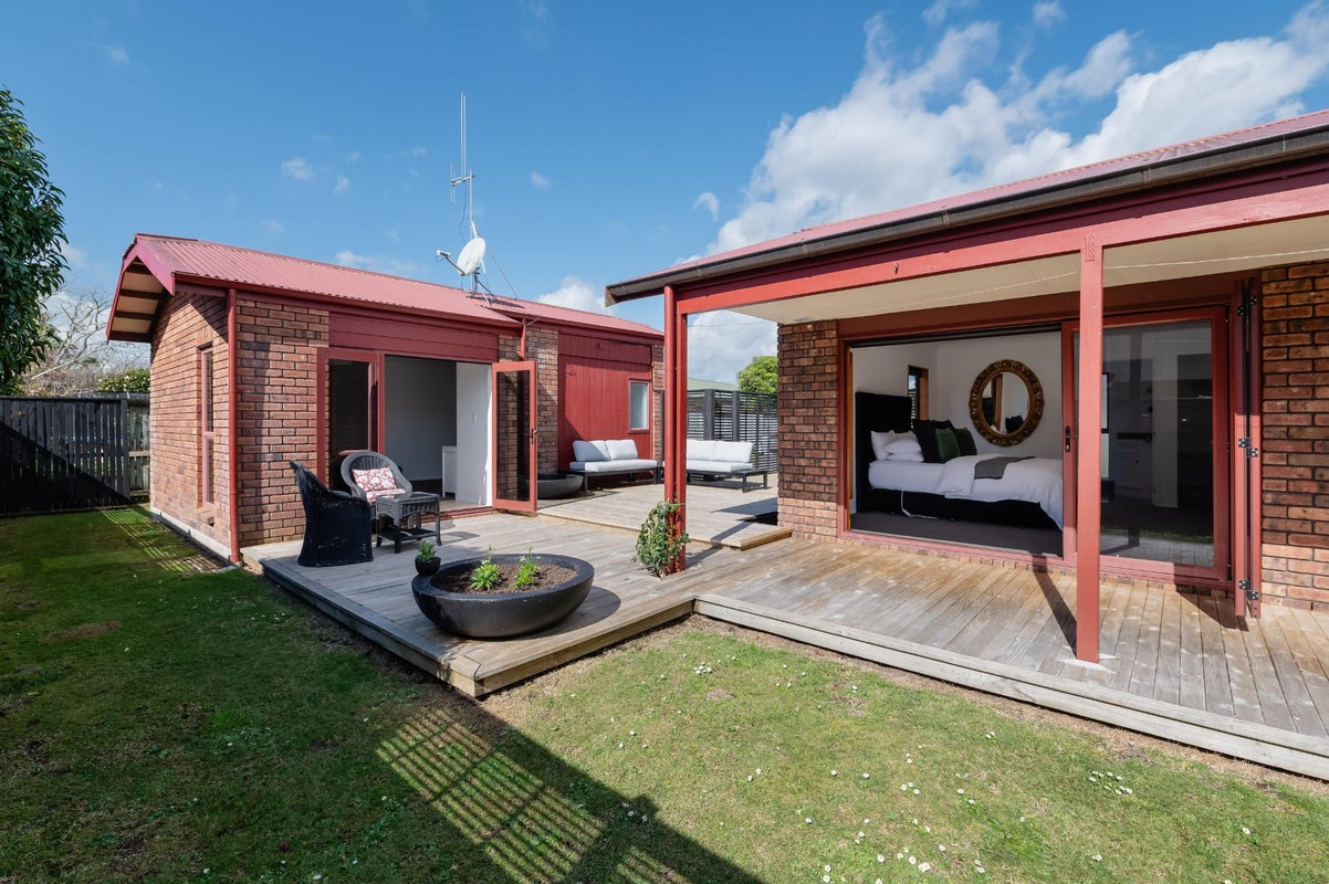 10 Fendalton Drive, Rototuna, Hamilton - Carousel 1