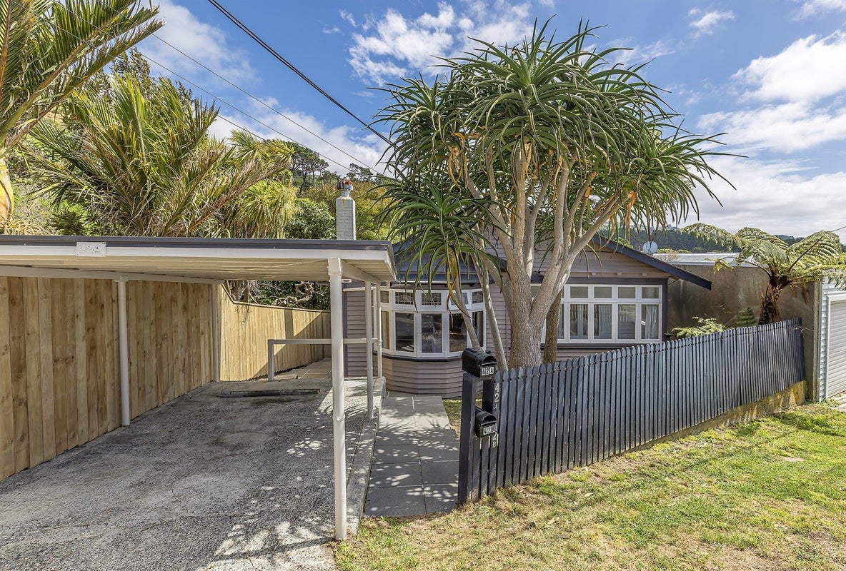 42A Rhine Street, Island Bay, Wellington - Carousel 1