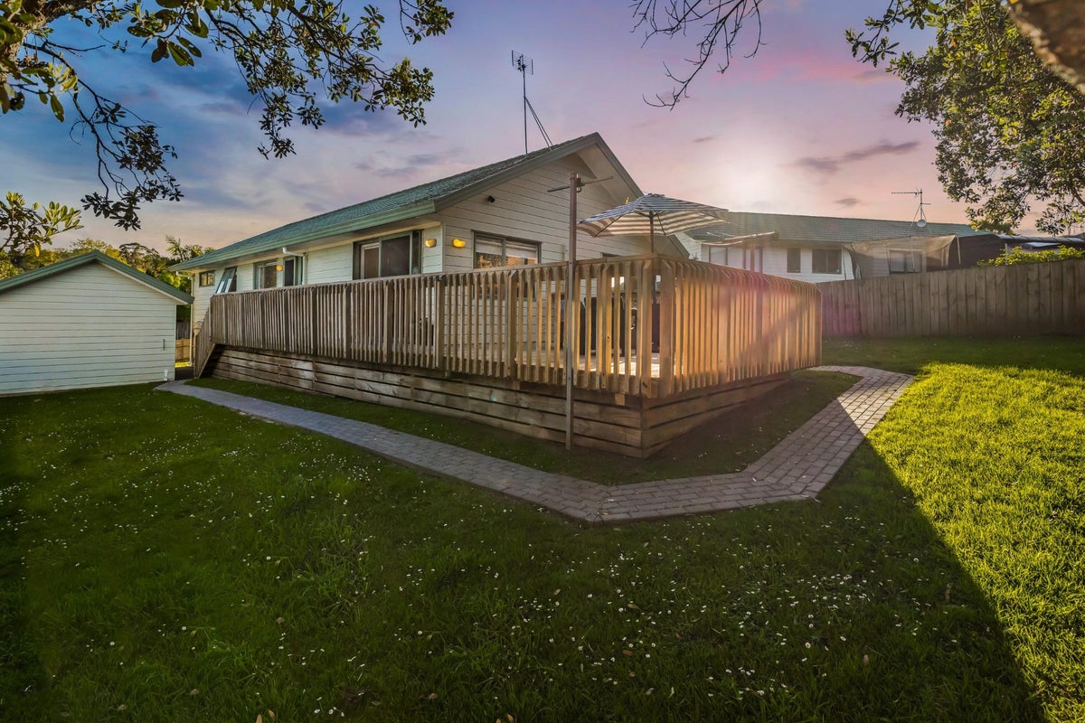 11 Killygordon Place, Massey, Auckland - Carousel 2