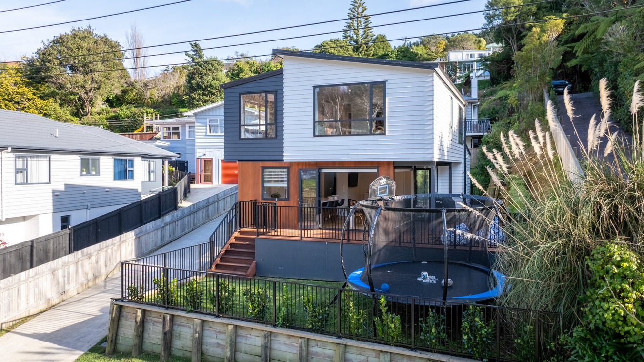 16A Wilfred Street, Tawa, Wellington - Carousel 2