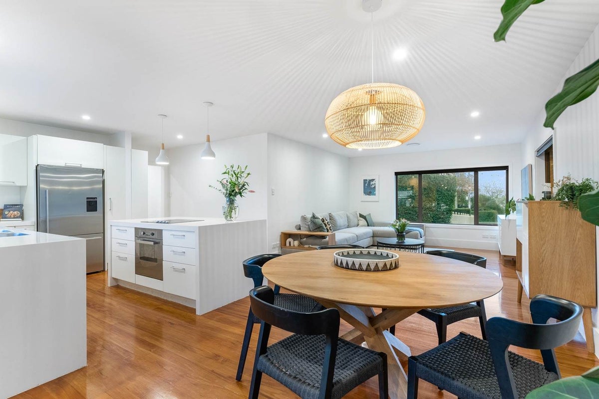 2/21 Montgomery Avenue, Rothesay Bay, Auckland - Carousel 1