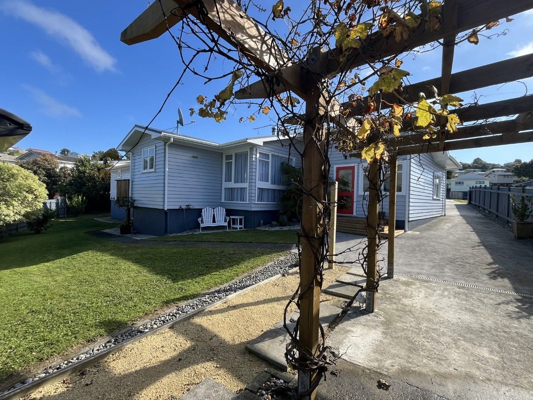 40 Beaumaris Crescent, Ascot Park, Porirua - Carousel 2