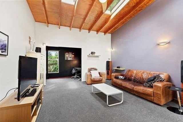 8A Cullen Place, Tawa, Wellington - Carousel 1