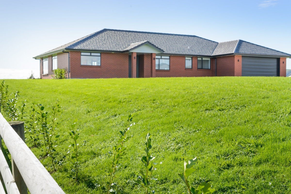 117 Kingsdale Park Drive, Aokautere, Palmerston North - Carousel 1