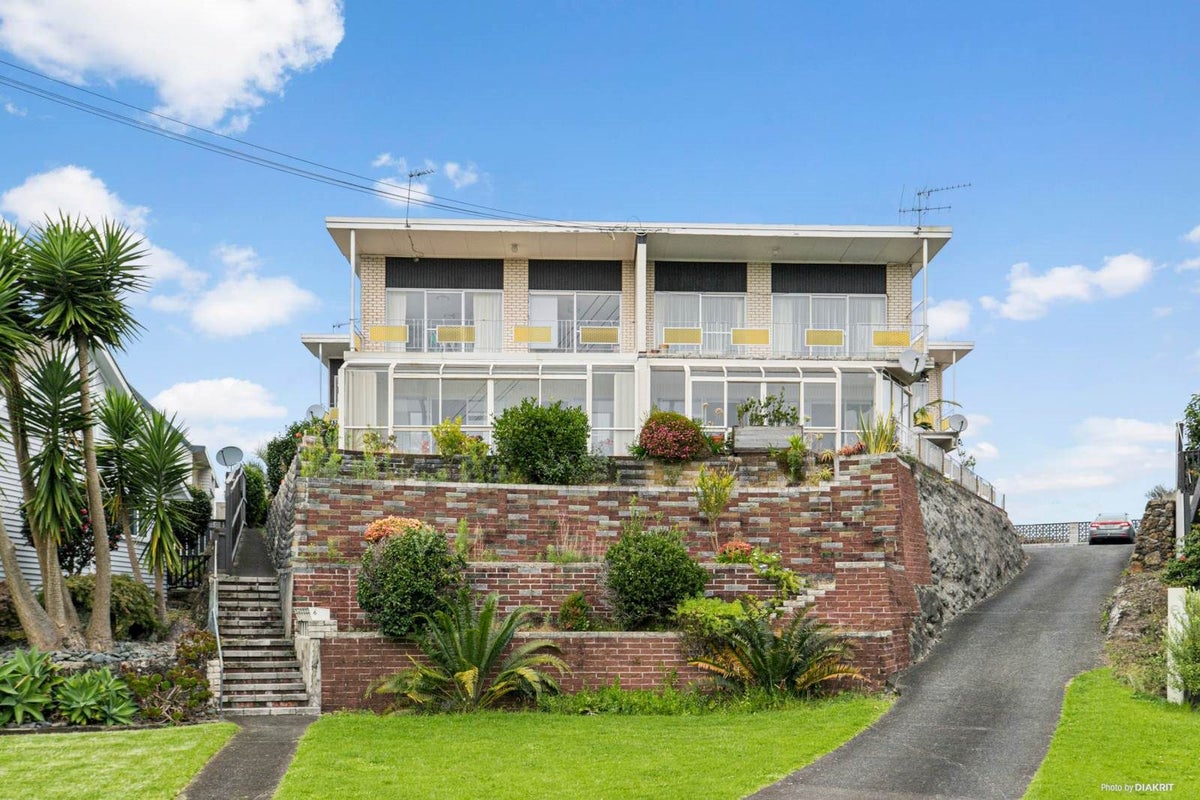 1/6 Roskill Way, Three Kings, Auckland - Carousel 1