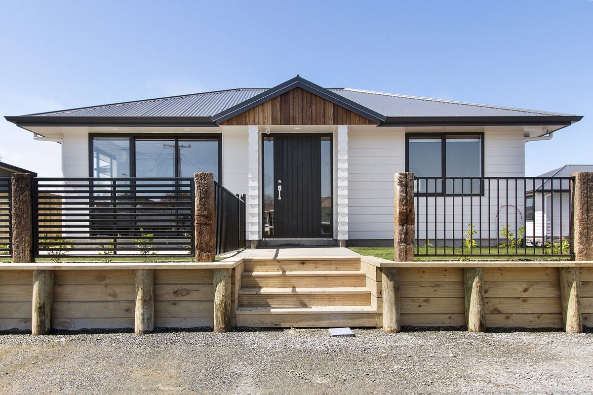 1/18 Betley Crescent, Fairview Downs, Hamilton - Carousel 1
