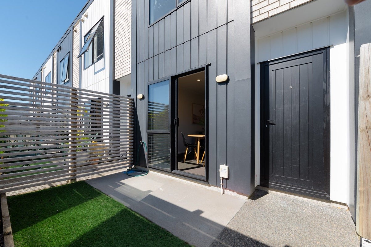 7/1 Vialou Street, Hamilton Central, Hamilton - Carousel 16