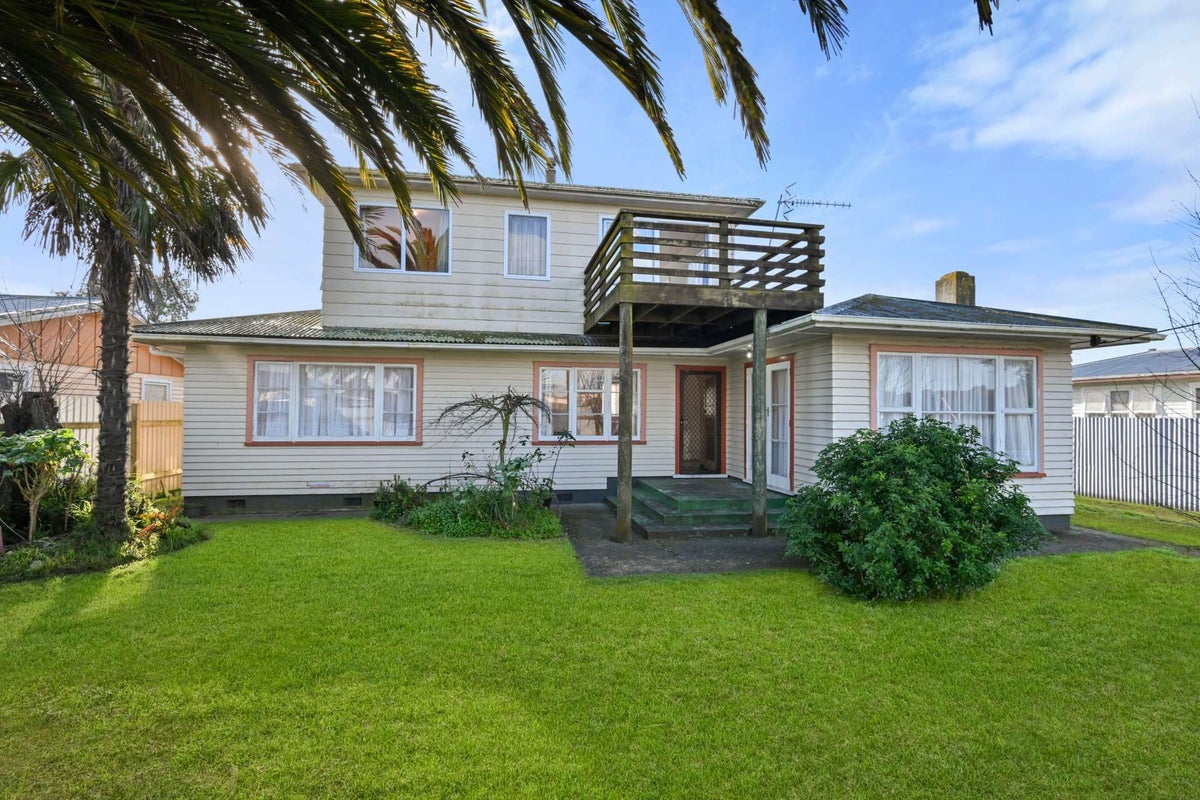 8 Hakiwai Road, Fernhill, Hastings - Carousel 1