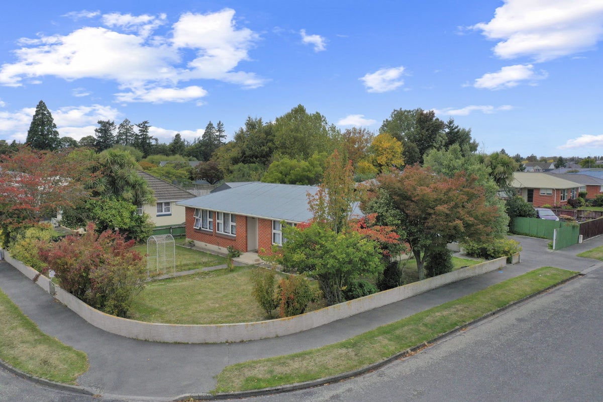 8 Davis Crescent, Netherby, Ashburton - Carousel 1