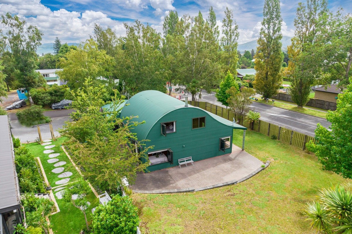 1 Tohe Cul, Kinloch, Taupo - Carousel 1