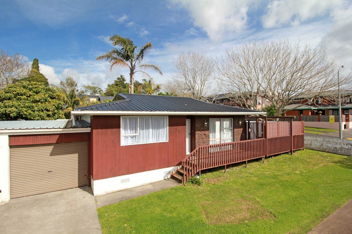 1/4 Aylmer Court, Eastern Beach, Auckland - Carousel 1