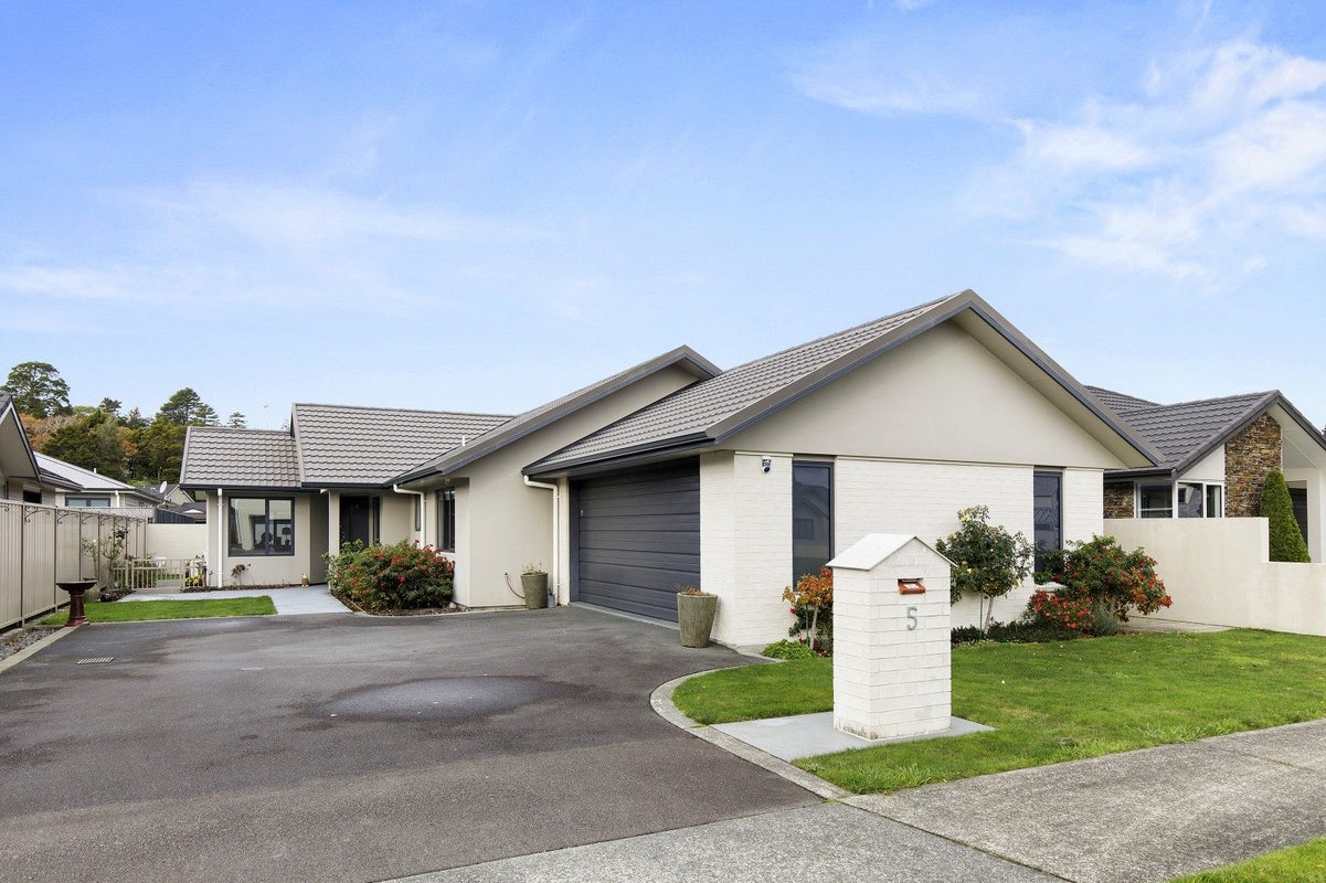 5 Vernon Grove, Brown Owl, Upper Hutt - Carousel 1
