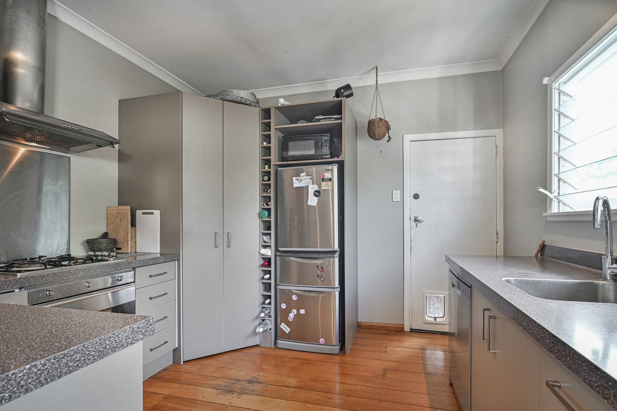 98 Duchess Crescent, Mayfair, Hastings - Carousel 2