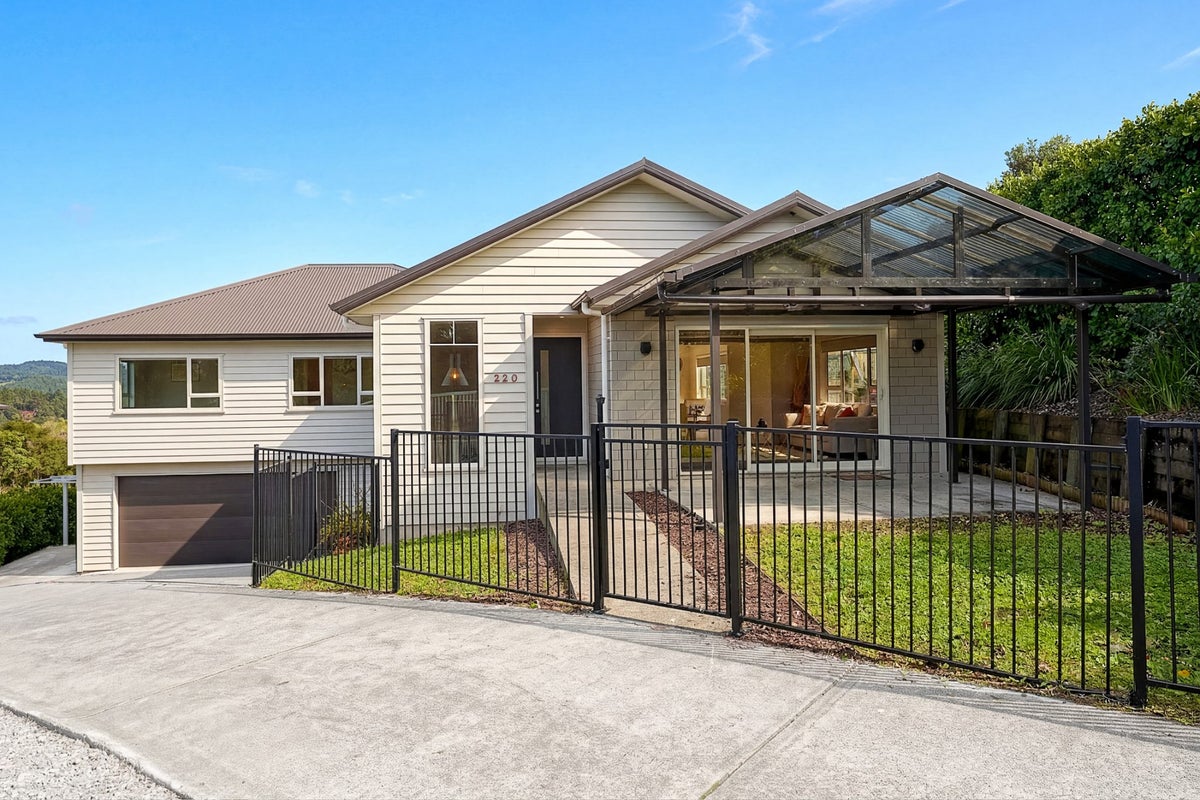 220 Forest Hill Road, Waiatarua, Auckland - Carousel 2