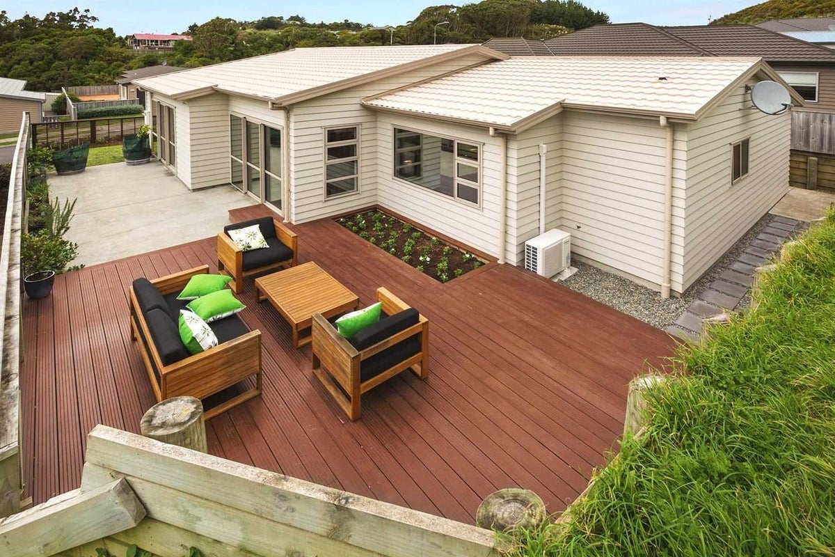 76 Staithes Drive North, Whitby, Porirua - Carousel 2