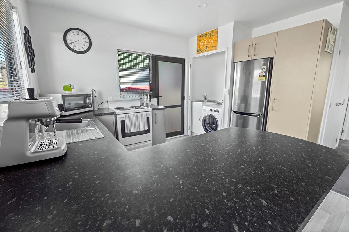 34E York Street, Hamilton East, Hamilton - Carousel 11
