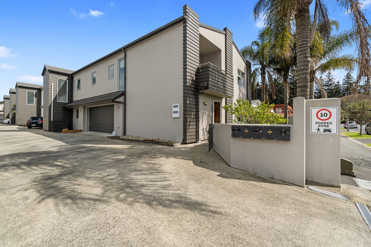 15A Charlemont Street, Whitiora, Hamilton - Carousel 2