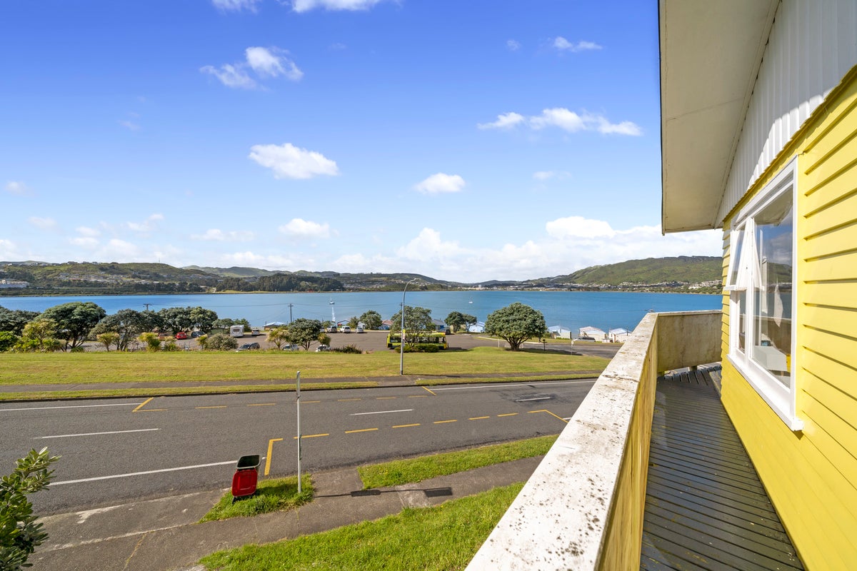 7 Gloaming Hill, Titahi Bay, Porirua - Carousel 2