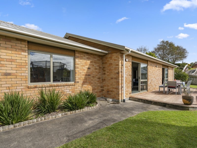 14 Maple Crescent, Whalers Gate, New Plymouth - Carousel 2