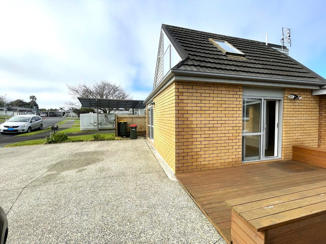 8 Suzetta Place, Sunnyhills, Auckland - Carousel 1