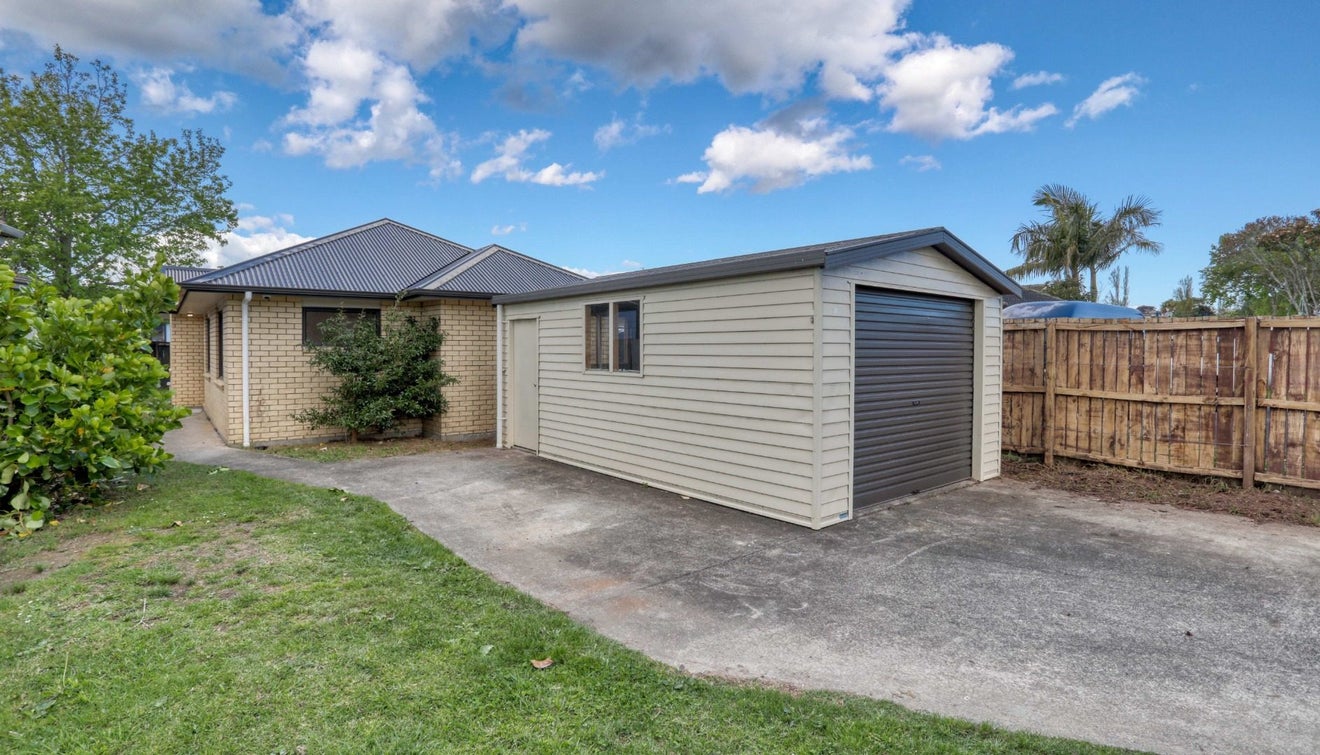 2 Hamblyn Place, Ranui, Auckland - Carousel 1