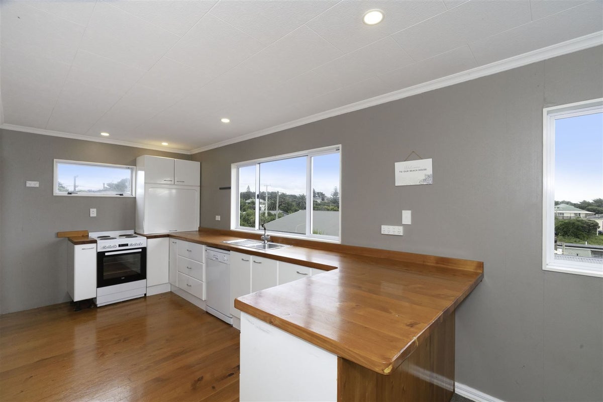 129 Park Avenue, Waitarere Beach, Levin - Carousel 2