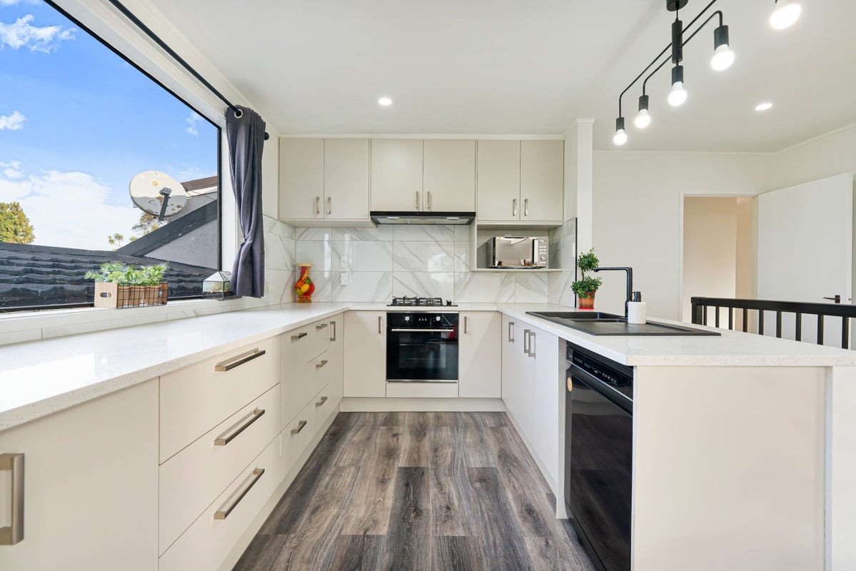 8 Riverview Road, New Lynn, Auckland - Carousel 2